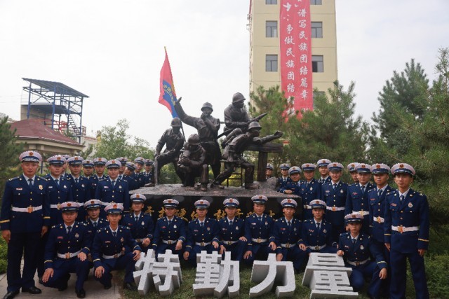 火狐电竞包头市消防救援支队特勤大队举行主题雕塑揭幕仪式